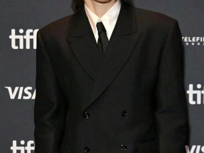 向佐造型大变脸：新造型师助力形象升级