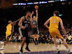 “湖人激战马刺，巅峰对决一触即发！”