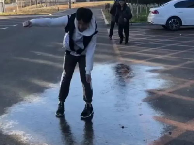 畅游冰上世界：揭秘溜冰运动的魅力与技巧