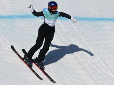 谷爱凌自由式滑雪夺冠：飞跃巅峰，闪耀冬奥舞台
