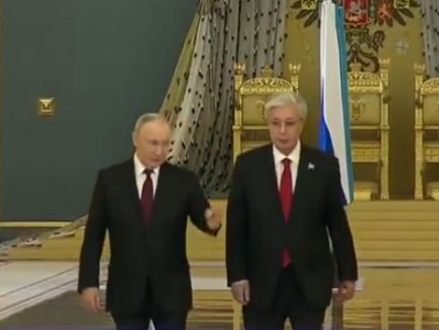 普京为托卡耶夫举行欢迎仪式