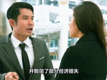 校园创业路遇波折：大学生摆摊摊位遭同行掀翻引发热议