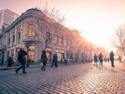 哈尔滨中央大街供暖：温暖冬日里的百年风情街