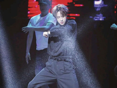 王一博海鲜盛宴，斧子助力大快朵颐