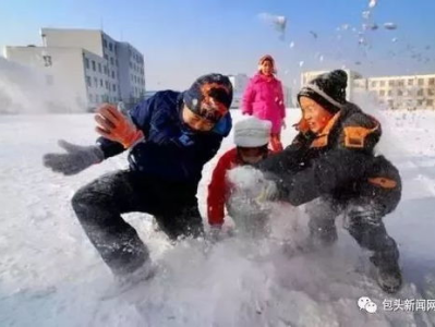 “清华雪场激战：学子雪仗狂欢，冰封校园上演热血对决”