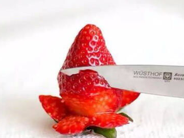 用草莓做玫瑰花糖葫芦