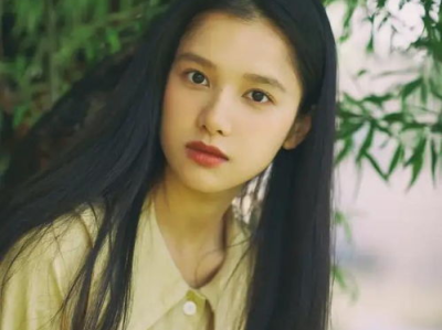 张婧仪晚宴上以水代酒，展现优雅自律风采