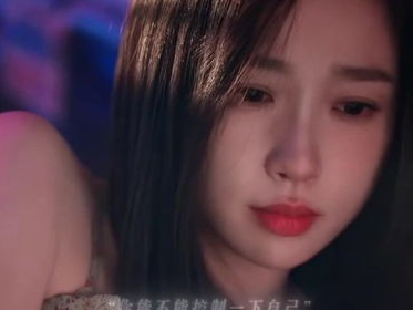 虞书欣姜暮头盔戴反引热议：时尚新潮流还是意外搞笑？